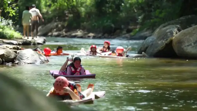 Video thumbnail for China: Coolcation lifts summer travel spending in China.