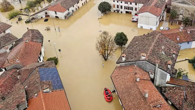 Video thumbnail for Two missing after mudslides rip through northern Italy