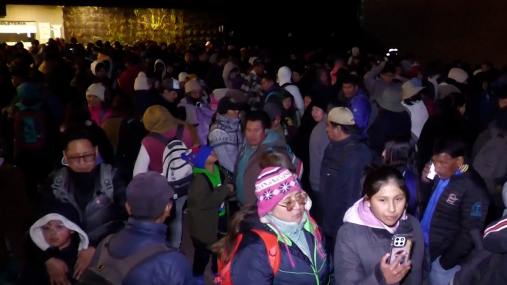 Video thumbnail for Hundreds brave freezing weather in La Paz to line up for affordable food