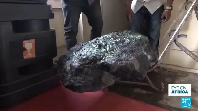 Video thumbnail for 300kg gemstone found in Madagascar presidential palace