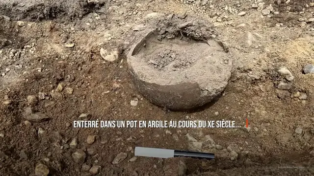 Video thumbnail for Un Danois découvre par hasard un trésor viking en creusant sur sa propriété.