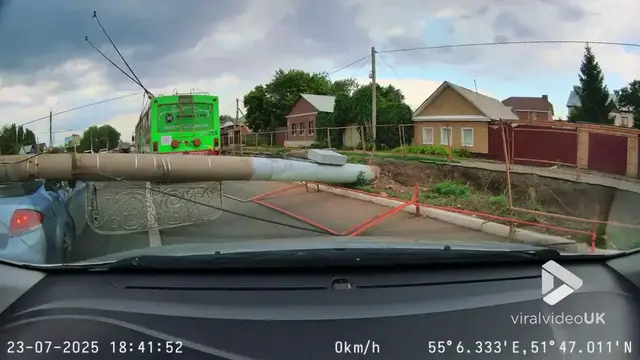 'Video thumbnail for VV4998 Trolley bus catches pole and causes major accident'