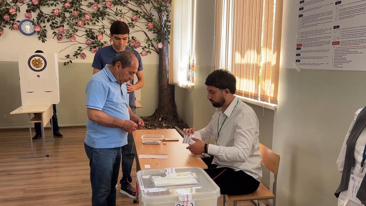 Video thumbnail for Armenia: Voting begins in Armenia's parliamentary elections.