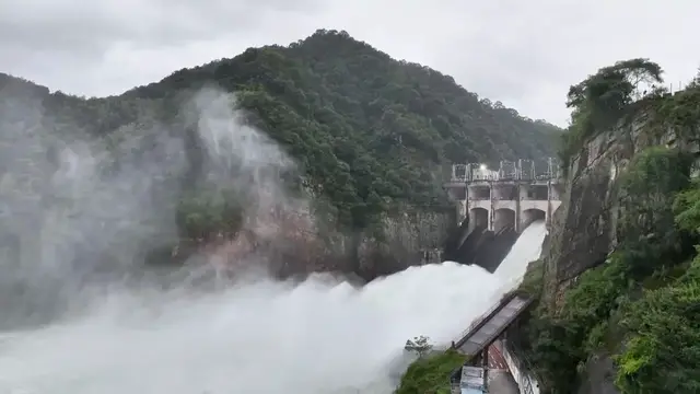 Video thumbnail for China: Jiangxi intensifies flood control as Typhoon Noul weakens.