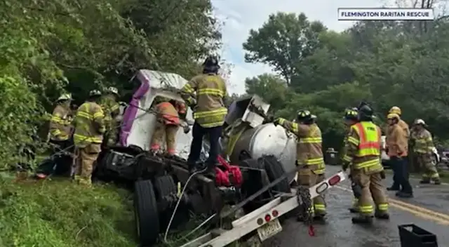 Video thumbnail for Truck driver pinned, airlifted after Hillsborough crash