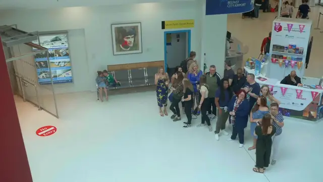 Video thumbnail for Flash Mob Singer Surprised As Reunited With Mom After Two Years | Happily TV