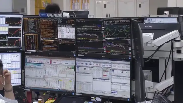 Video thumbnail for South Korea: Foreign investors dump 20 trillion won worth of ROK stocks in Sept.