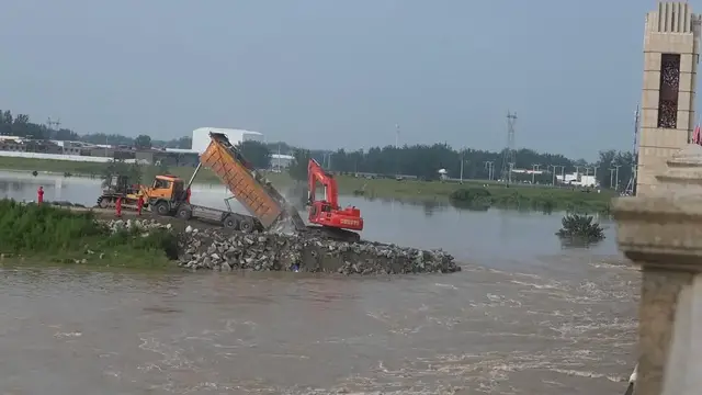 Video thumbnail for China: Rescuers race to seal levee breach in central China's Henan.