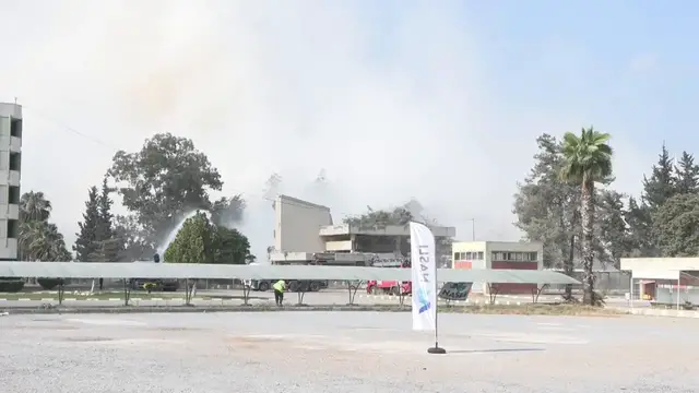 Video thumbnail for Türkiye: Damaged 16-story building demolished in controlled blast in Southern Türkiye.
