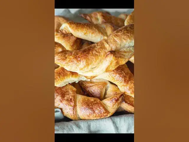 Video thumbnail for Vous aimez les croissants ? 🥐 On vous montre comment les réussir !