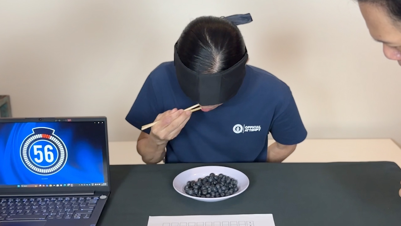 Video thumbnail for Most blueberries eaten blindfolded using chopsticks in one minute  52 by Avery Chin