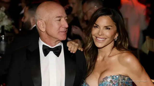 Video thumbnail for Hold the foam: Venice protesters force venue change ahead of Bezos wedding