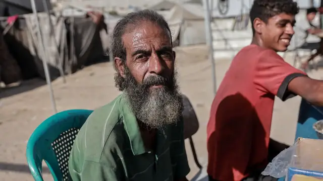 'Video thumbnail for Idris Hausler reads the story of a Palestinian father in Gaza'
