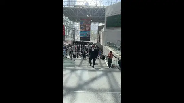 Video thumbnail for Reverse Time Stroll through Anime NYC Crowd