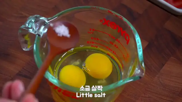 'Video thumbnail for 스크램블 계란 위에 식빵을 올리면 토스트가 한방에_____ _ 계란 토스트 _ 원팬레시피(720P_HD)'