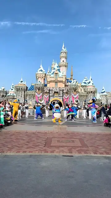 'Video thumbnail for Mickey Mouse, Friends, and the Disneyland Band!'