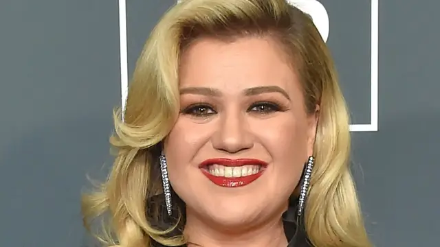 'Video thumbnail for Kelly Clarkson's Unusual Shower Habit Has Some Fans Disgusted'