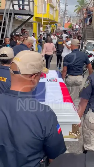 'Video thumbnail for Así trasladan al cementerio Cristo Salvador los restos del agente de la Dicrim Everson Pérez, quien murió a tiros. Video- @manuel_pujols005 Amplíe más en www.scnoticiass.com'