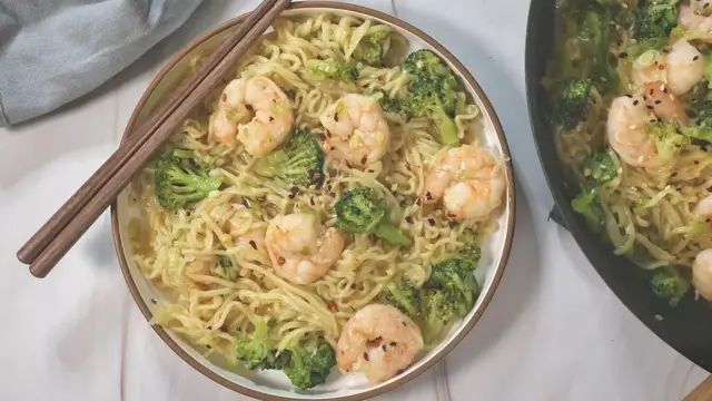 Video thumbnail for Easy 1-Pan Garlic Shrimp And Ramen Noodles Recipe