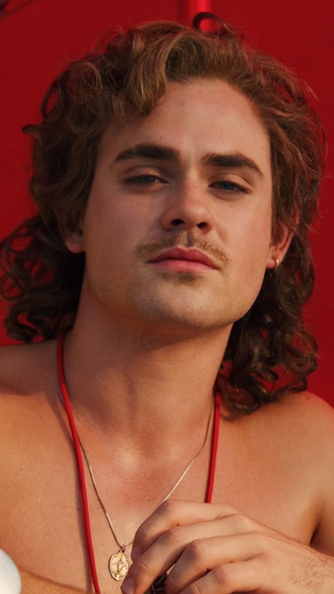 Video thumbnail for Dacre Montgomery's Billy Toned Down For Stranger Things
