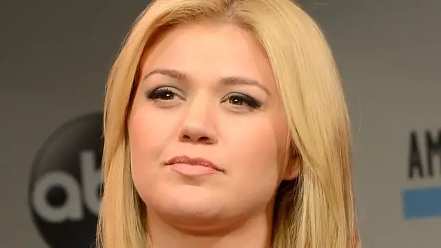 'Video thumbnail for Tragic Details Revealed About Kelly Clarkson'