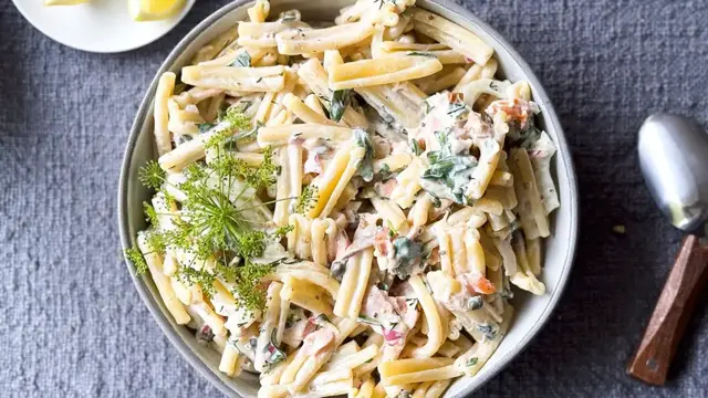 Video thumbnail for Salmon Dill Pasta Salad Recipe