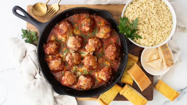 Video thumbnail for Chicken Parmesan Meatball Skillet Recipe