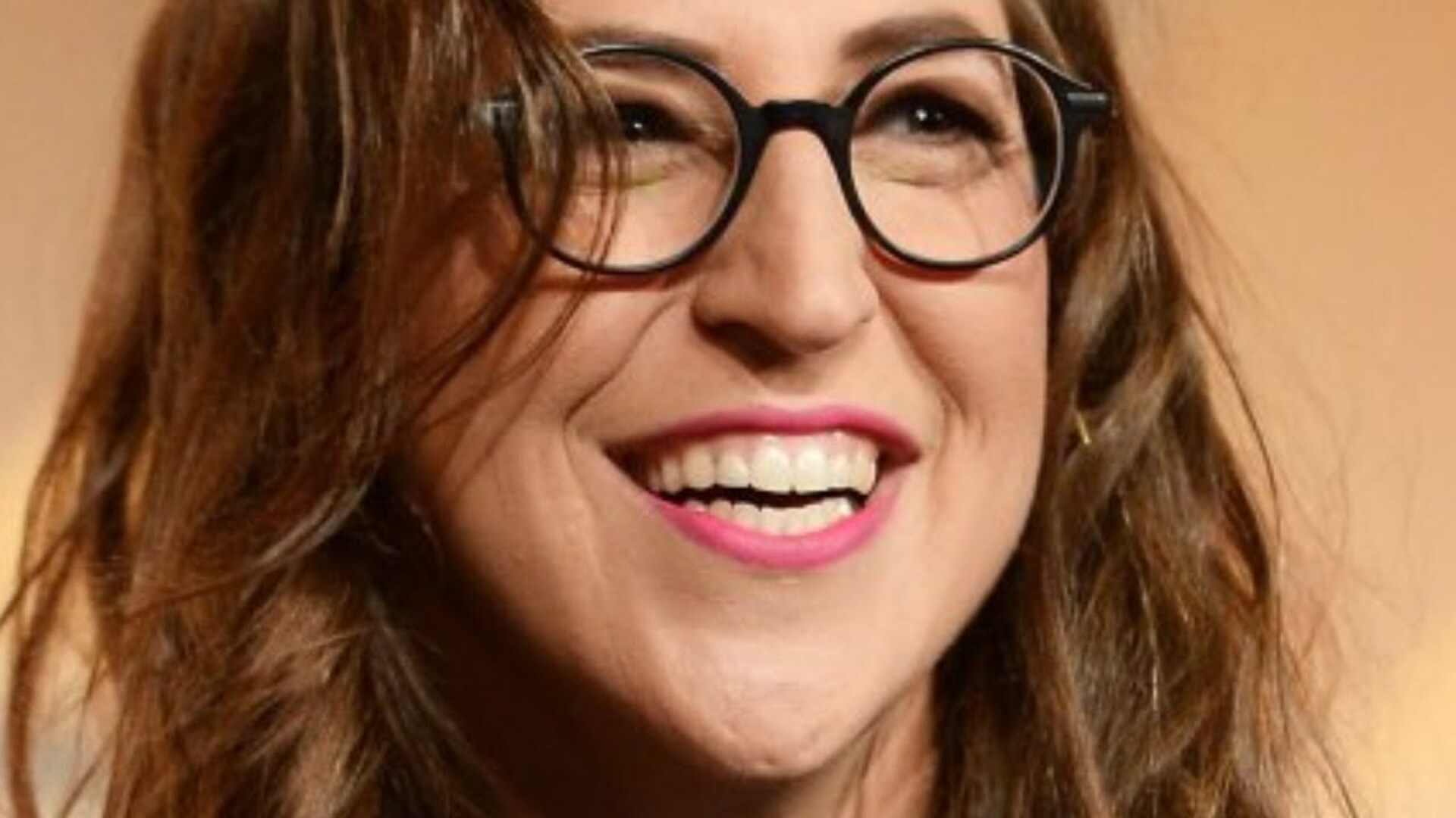 Video thumbnail for Mayim Bialik's Transformation Is Really A Head-Turning Sight