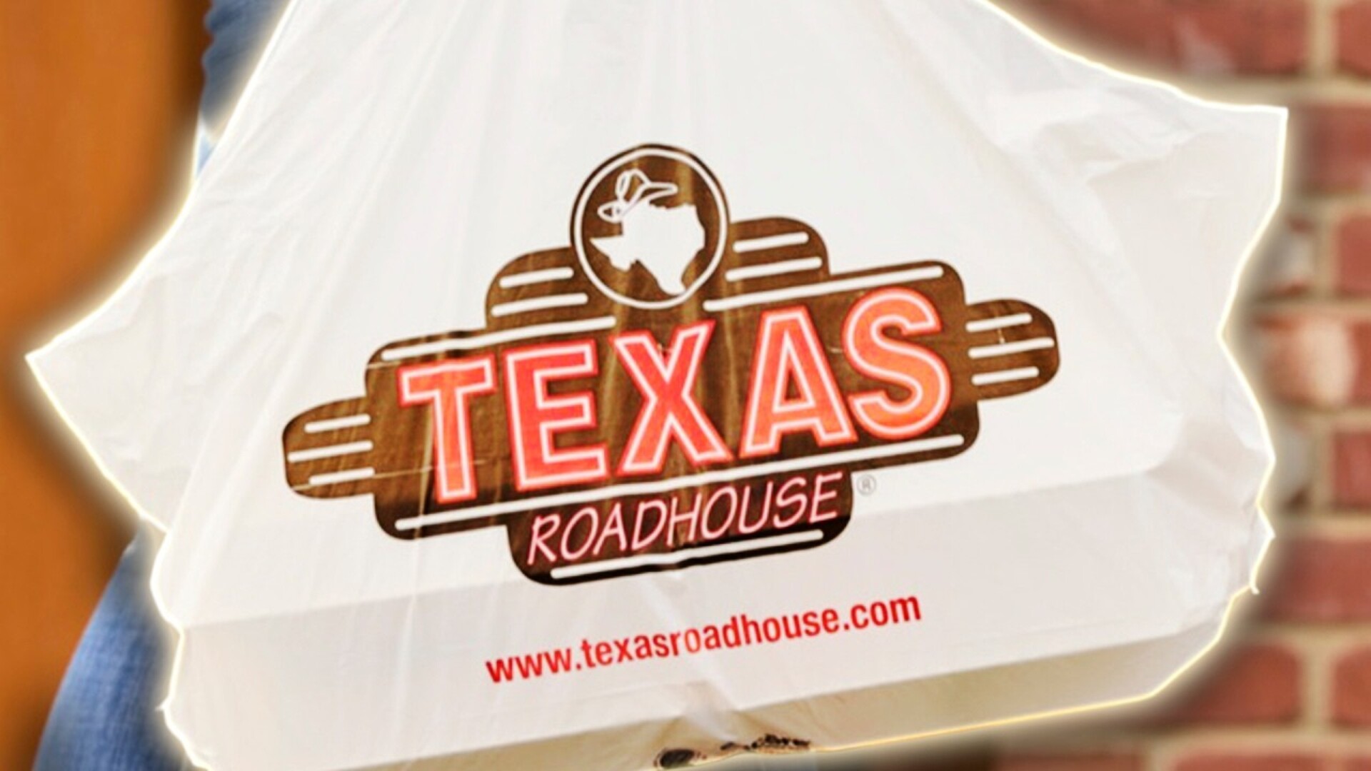 Video thumbnail for The Sketchy Tipping Strategy Texas Roadhouse's Customers Are Noticing