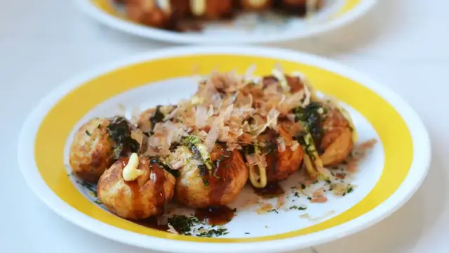 Video thumbnail for Fun And Easy "Build-Your-Own" Takoyaki Recipe