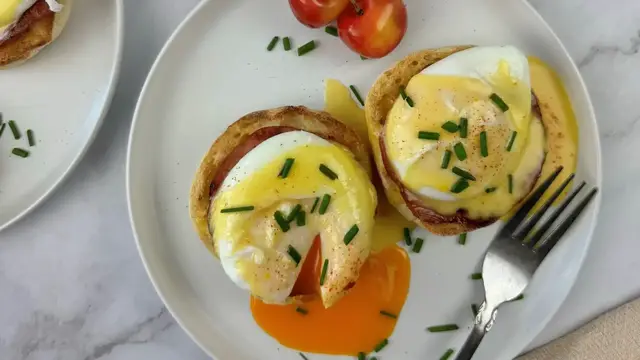 Video thumbnail for Classic Eggs Benedict Recipe