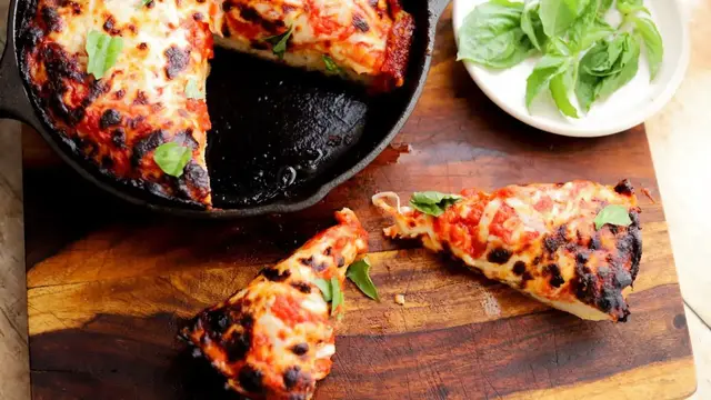 Video thumbnail for Crispy No-Knead Skillet Pizza Recipe