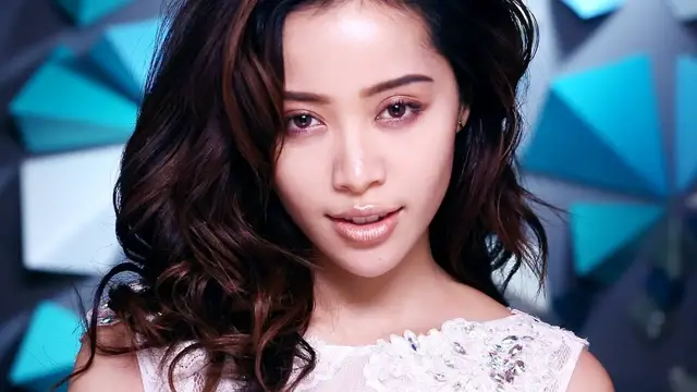 'Video thumbnail for Why Beauty Superstar Michelle Phan Left YouTube'