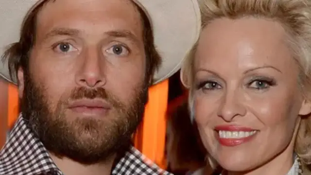 'Video thumbnail for Celebrity Couples That Actually Filed For Divorce Multiple Times'