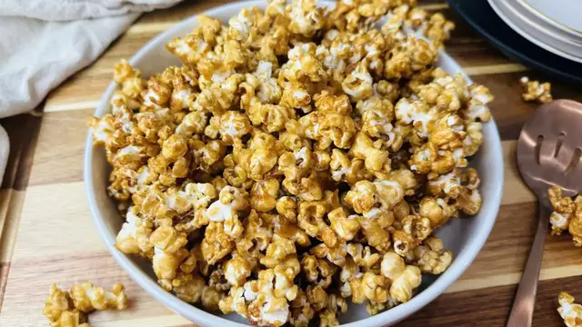 'Video thumbnail for This Super Crunchy Caramel Popcorn Recipe Will Take Your Tastebuds To The Fair'