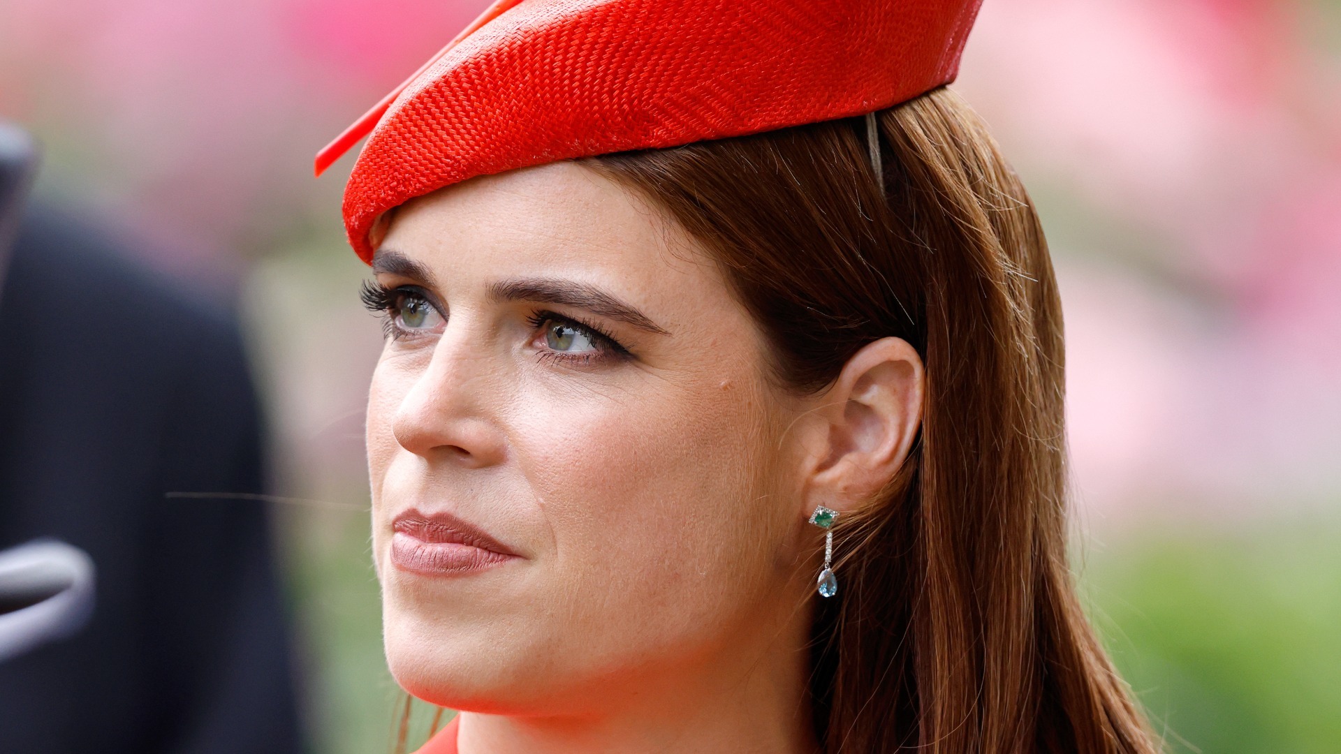 Video thumbnail for Side-By-Side Pics Show Princess Eugenie's Stunning Face Transformation