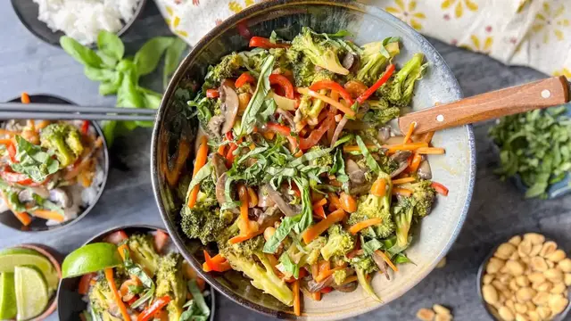 Video thumbnail for Vegetarian Thai Green Curry Recipe