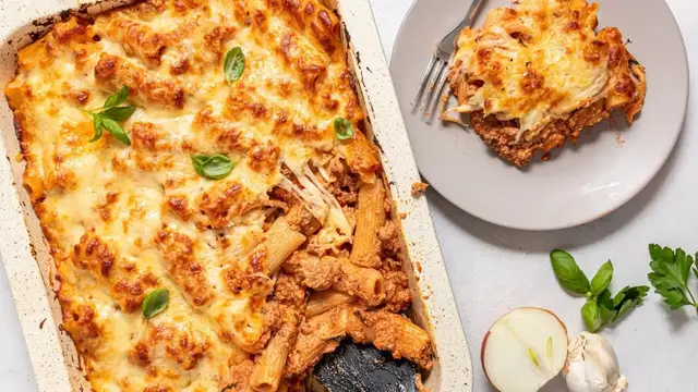 Video thumbnail for Classic Cheesy Baked Ziti Recipe