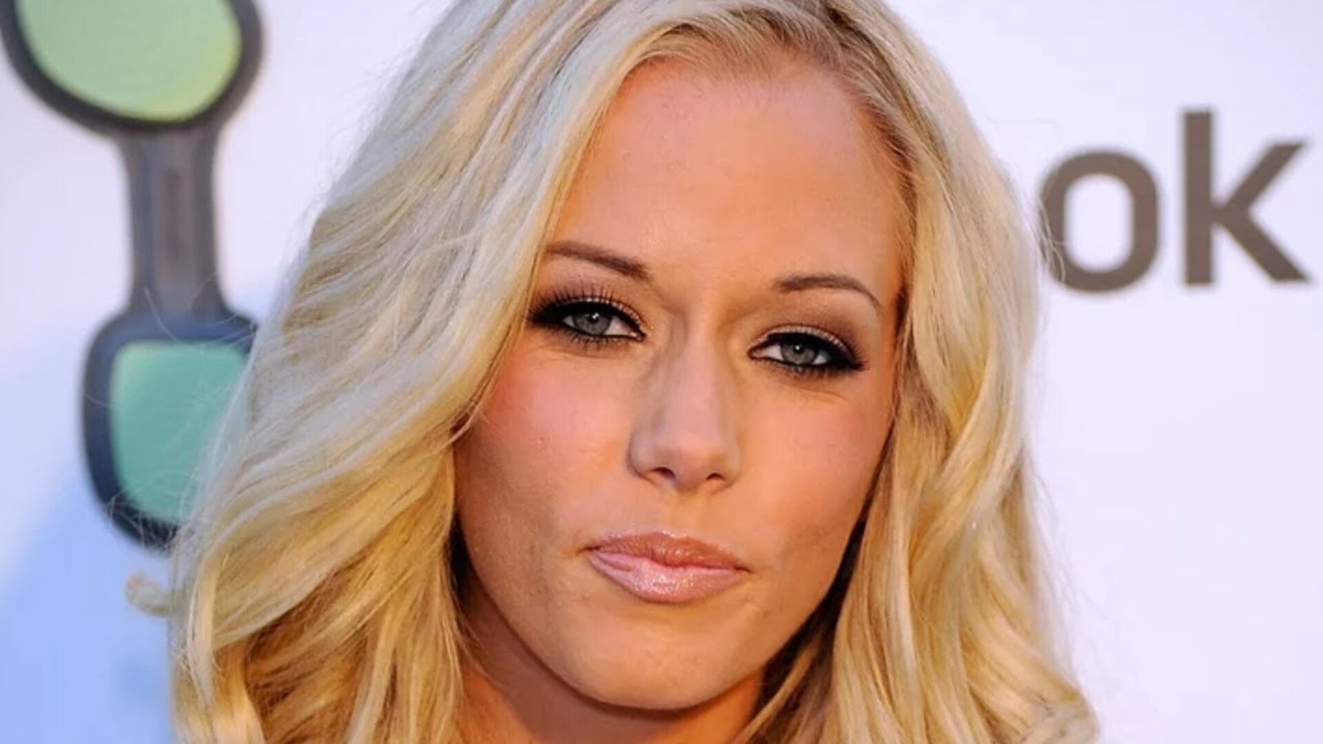 Video thumbnail for Kendra Wilkinson's Transformation Is Seriously Turning Heads