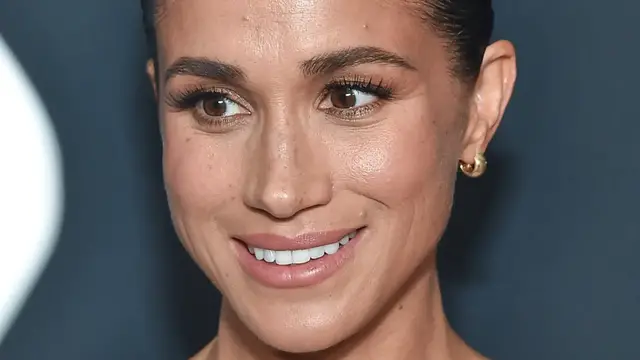 Video thumbnail for The Royal Family's Best No-Makeup Moments