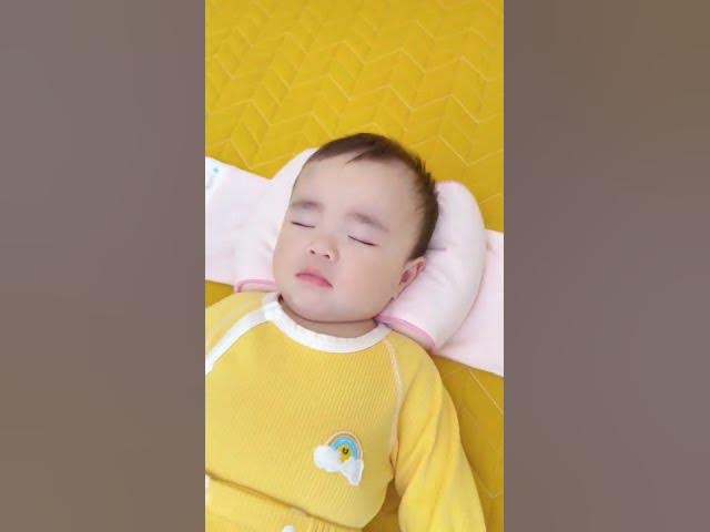 Video thumbnail for Babies often sleep on their side, which can easily lead to flat head syndrome over time