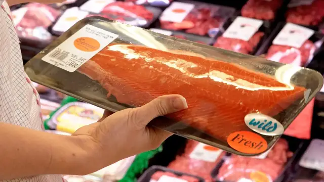 'Video thumbnail for Walmart Vs. Aldi: Which Is The Best Place To Buy Seafood?'