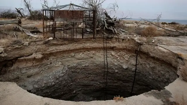 Video thumbnail for The Untold Truth Of Sinkholes