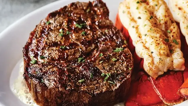 Video thumbnail for Texas Roadhouse Vs Ruth's Chris Steak House: How They Compare
