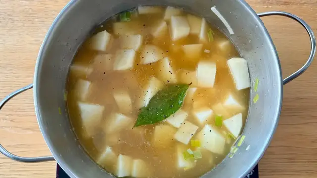 'Video thumbnail for Classic Creamy Potato Leek Soup Recipe'
