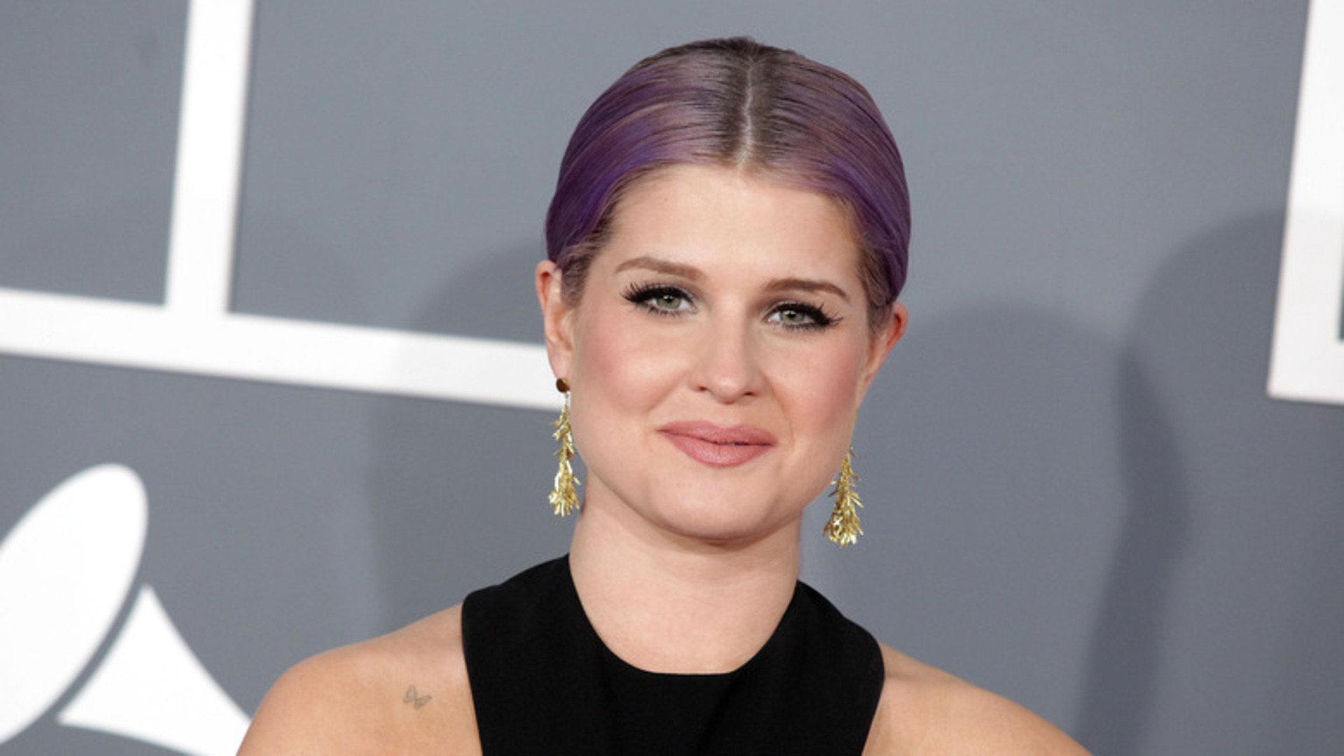 Video thumbnail for Kelly Osbourne's 'Ozempic Hands' In Jarring Pics Have Everyone Concerned