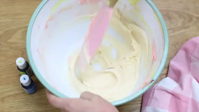 Video thumbnail for Stand Up Rainbow Cake