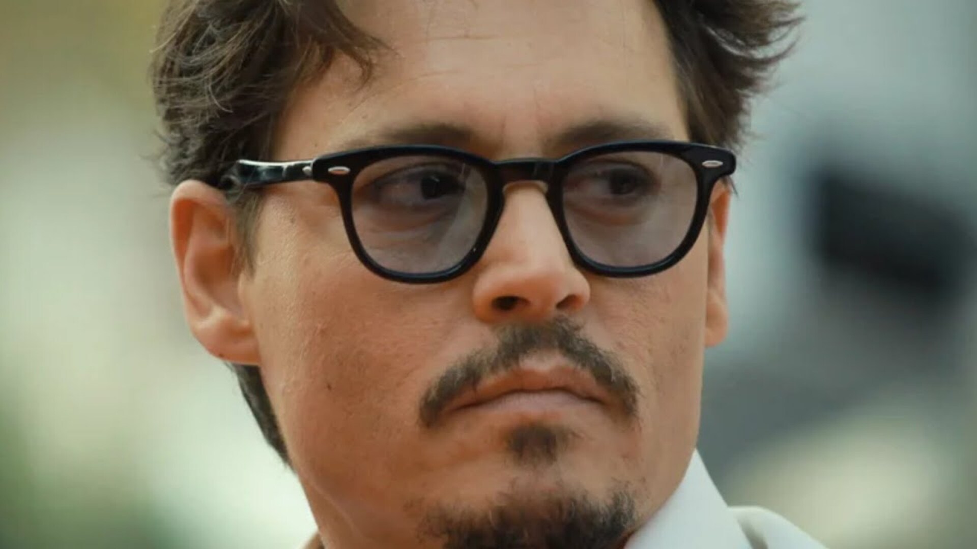 Video thumbnail for Jennifer Grey Dishes On What It Was Like To Date Johnny Depp