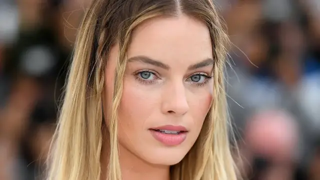 Video thumbnail for Margot Robbie's Stunning Transformation Has Everyone Staring