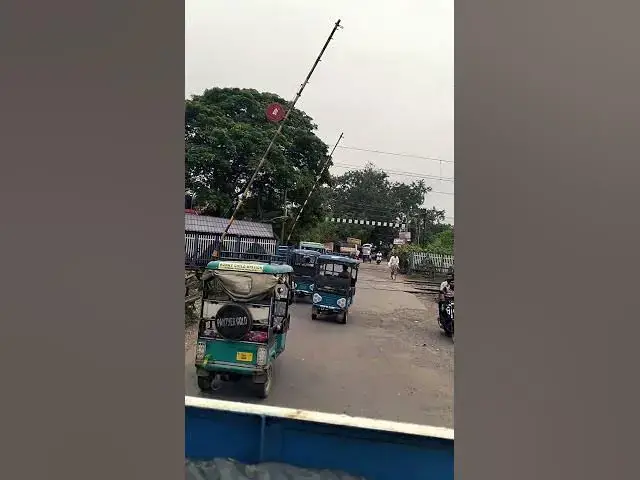 Video thumbnail for নিজেই  কালিয়াচক #hindisong #jiskeaanesemukammalhogayithizindagisong রেলগেট গিয়েছিলাম